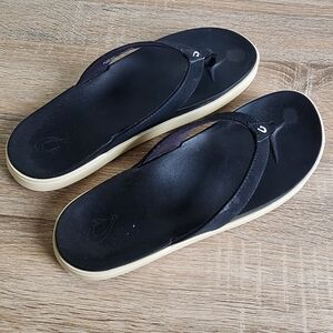 OluKai Black and Cream Women's Sandals